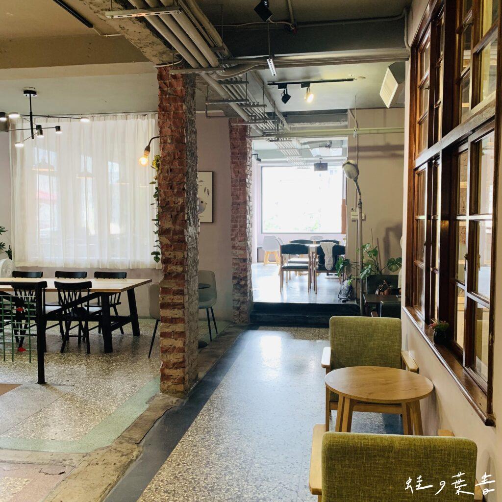 駿咖啡二樓用餐空間，保留著老房屋的懷舊韻味